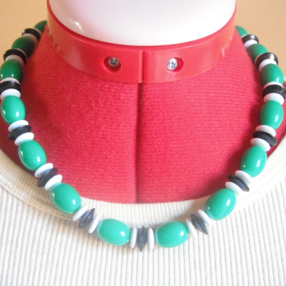 Retro Green Beaded Necklace